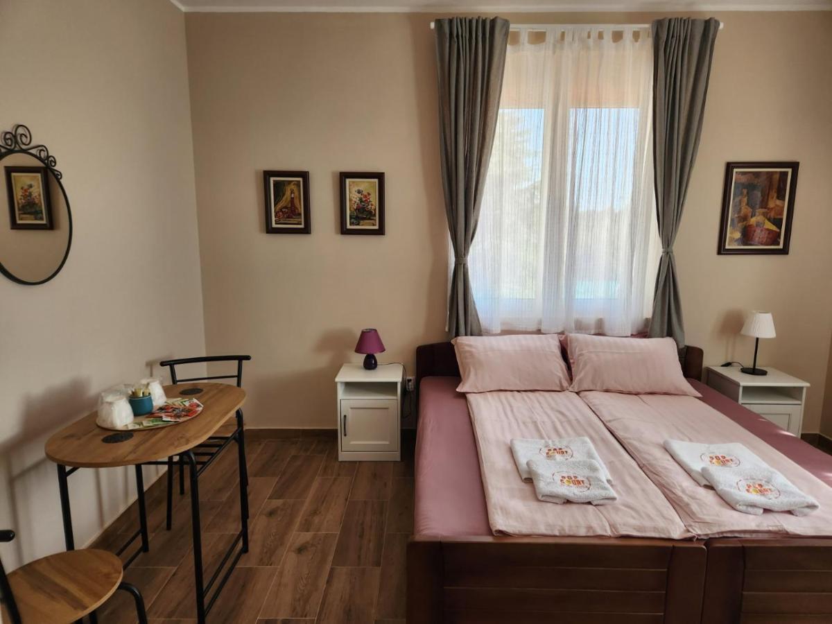 Roomsapartments Popcourt Pancevo Bagian luar foto